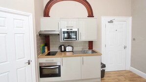 Private kitchen - Lower Park Apartments Studio 3 (Bristol)