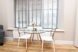 In-room dining - Lower Park Apartments Studio 3 (Bristol)