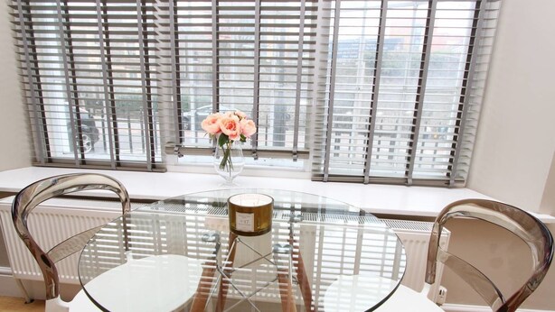 In-room dining - Lower Park Apartments Studio 3 (Bristol)