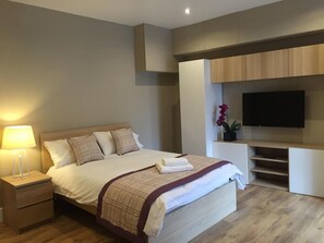 1 室のベッドルーム、アイロン / アイロン台、WiFi (無料)