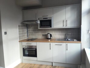 Private kitchen - Lower Park Apartments Studio 2 (Bristol)