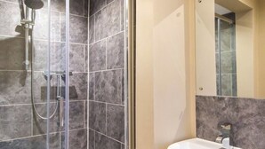 Unclassified image, 4 of 7, button - Lower Park Apartments Studio 9 (Bristol)