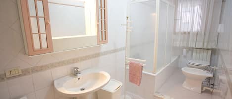 Apartment, 2 Schlafzimmer | Badezimmer