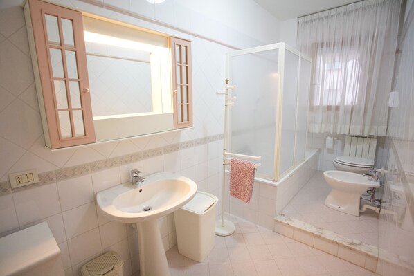 Appartement, 2 chambres | Salle de bain | Ensemble douche/baignoire, baignoire relaxante profonde