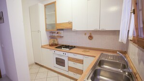 Căn hộ, 2 phòng ngủ | Bếp riêng | Tủ lạnh, lò vi sóng, lò nướng, bếp nấu 