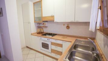 Apartment, 2 Bedrooms | Private kitchen