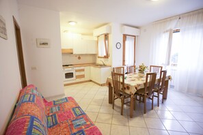 Appartement, 2 chambres | Coin séjour | Télévision