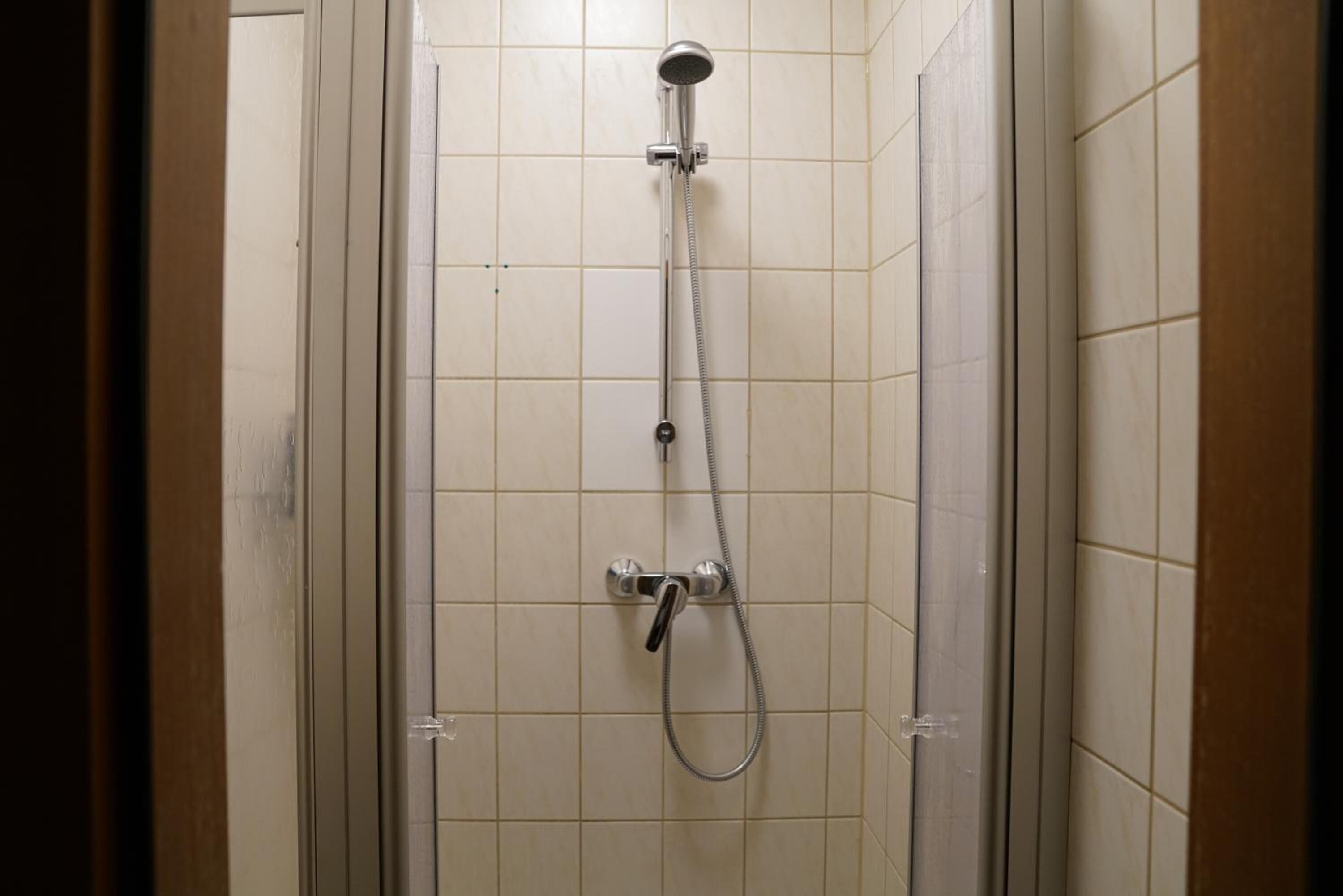Shower, rainfall showerhead, free toiletries, hair dryer