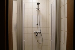 Douche, douche à « effet pluie », articles de toilette gratuits