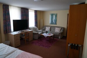 1 slaapkamer, een bureau, een strijkplank/strijkijzer, gratis wifi