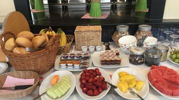 Free daily continental breakfast
