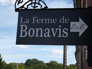 A sign for "La Ferme de Bonavis" with a directional arrow and "B&B" indicating a bed and breakfast. - Ferme de Bonavis - Studios (Banteux)