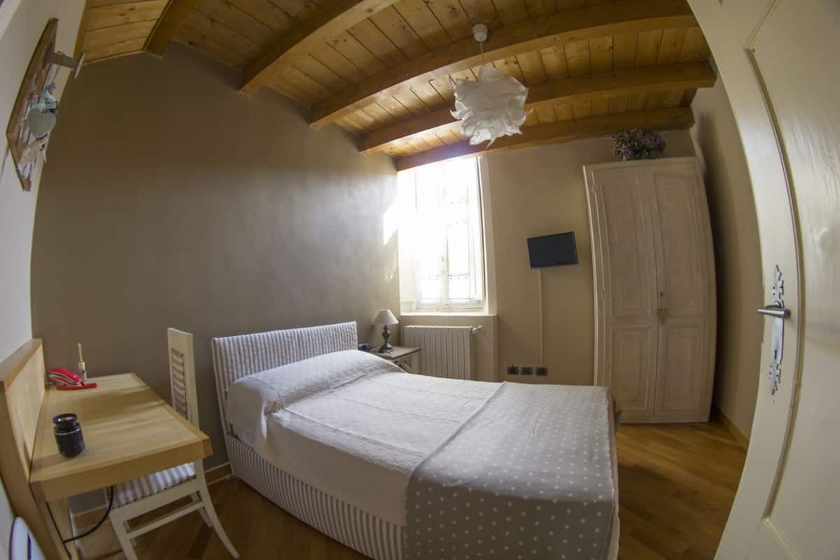 Habitación individual básica, baño privado (External) | Caja de seguridad en la habitación y escritorio
