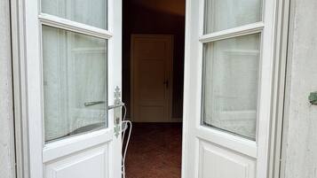 Zimmersafe, Schreibtisch, Bügeleisen/Bügelbrett, kostenlose Babybetten