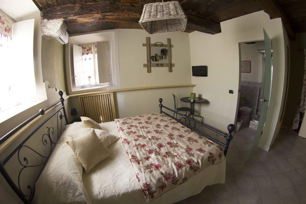 Habitación doble, en el área del jardín | Caja de seguridad en la habitación y escritorio