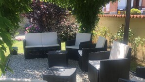 Outdoor wicker furniture with cushions, arranged on gravel. - II Torchio - Guest House (Dormelletto)