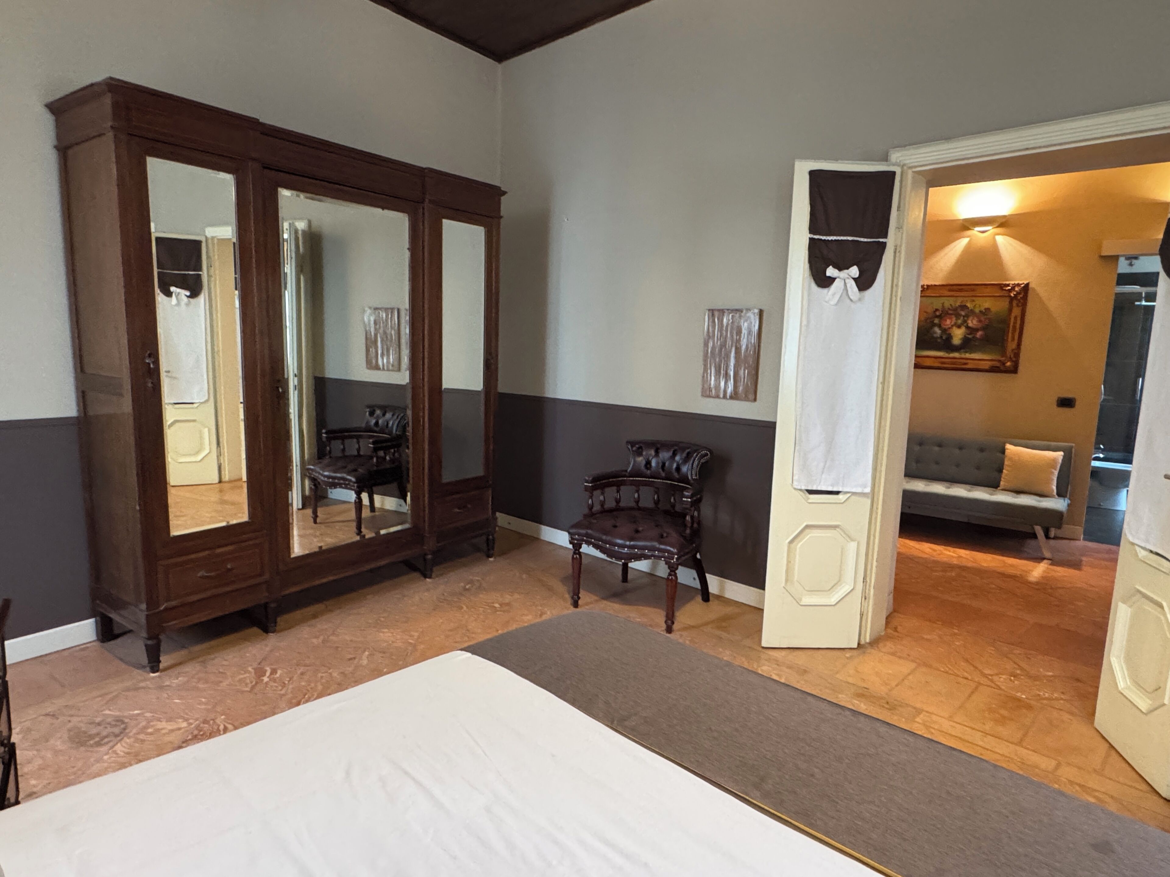 Safe på rommet, skrivebord, strykejern/-brett og barnesenger (inkludert)