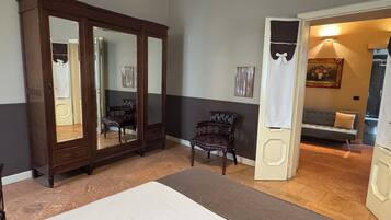 Safe på rommet, skrivebord, strykejern/-brett og barnesenger (inkludert)