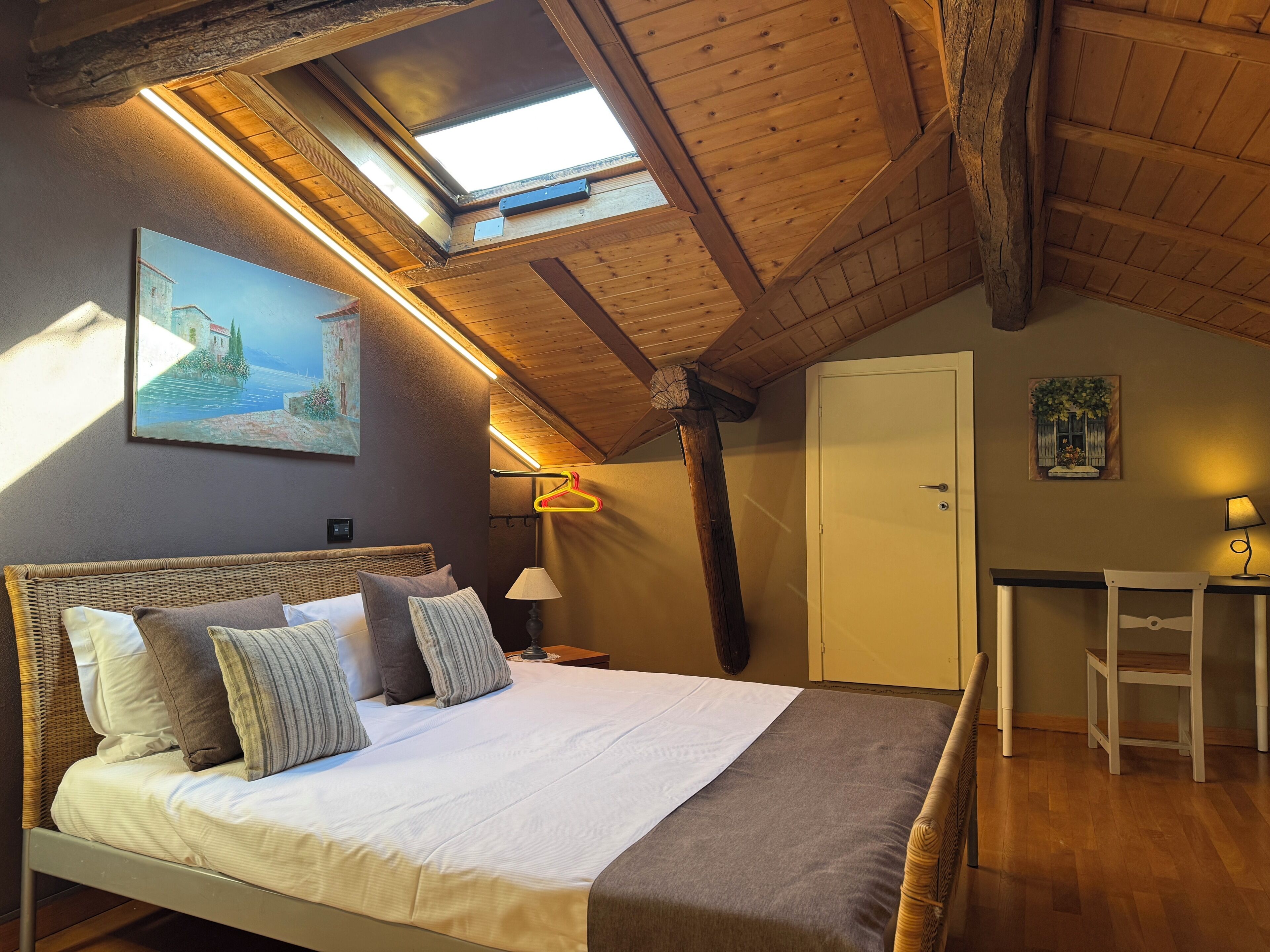 Family Apartment | Desk, free WiFi, bed sheets