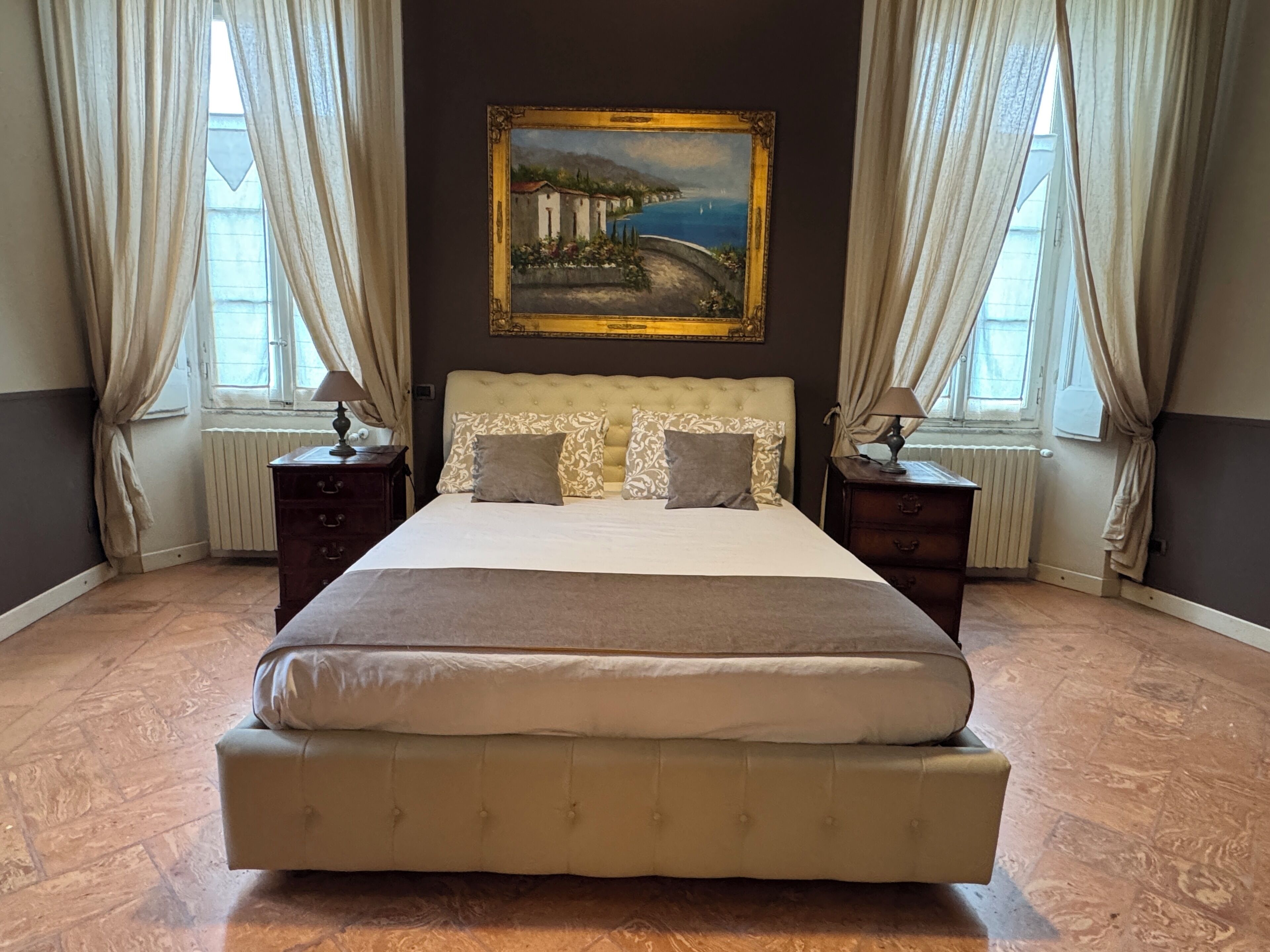 Safe på rommet, skrivebord, strykejern/-brett og barnesenger (inkludert)