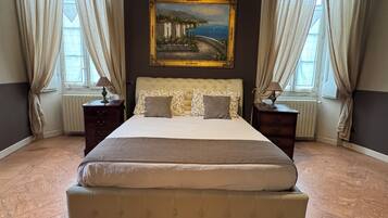 Safe på rommet, skrivebord, strykejern/-brett og barnesenger (inkludert)