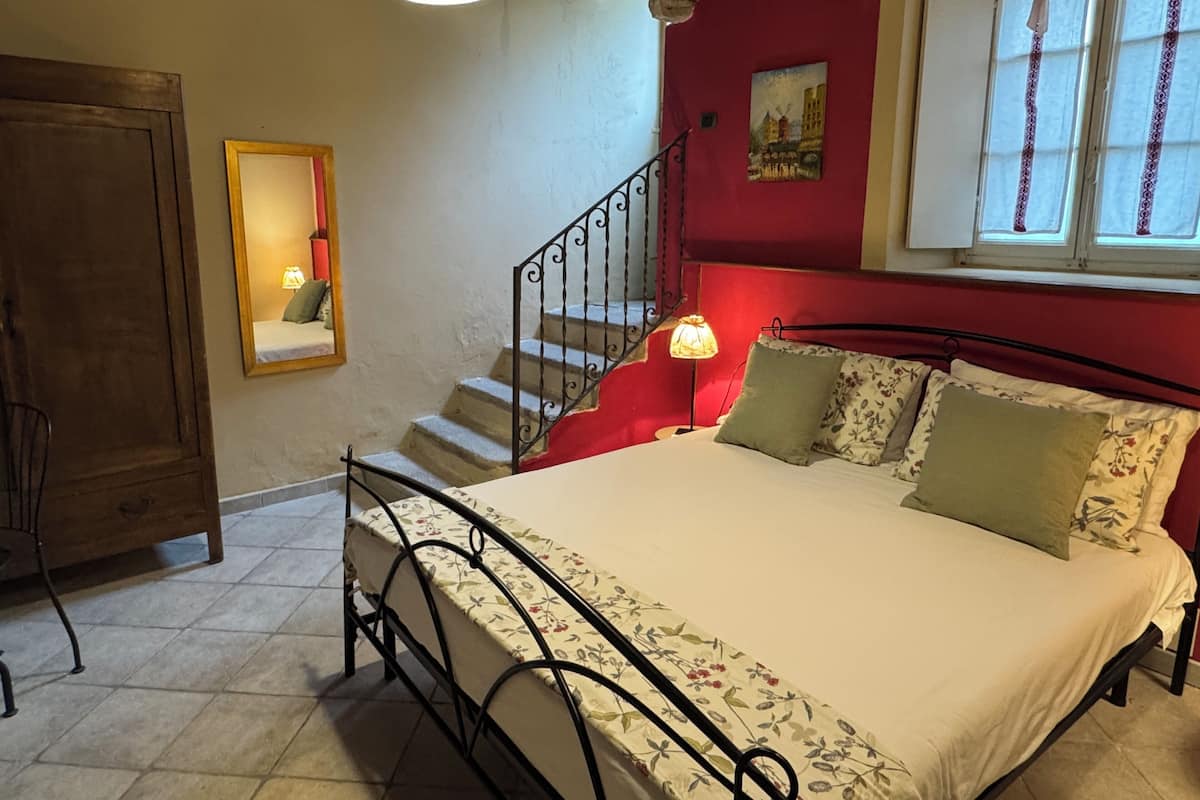 Quarto | Cofres nos quartos, escrivaninha, ferros/tábuas de passar roupa