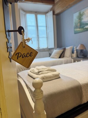 Basic Twin Room | In-room safe, desk, iron/ironing board, free cribs/infant beds - II Torchio - Guest House (Dormelletto)