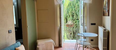 Suite, Garden Area | Living area