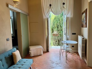 Suite, en el área del jardín | Área de sala de estar | Televisión de pantalla plana de 32 pulgadas con canales digitales 