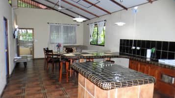 Family Townhome, 4 Bedrooms | In-room dining