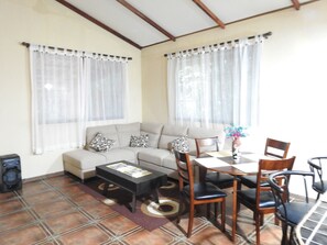 Family Townhome, 4 Bedrooms | Living room