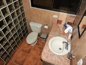 Casa de ciudad familiar, 4 habitaciones | Baño | Regadera, amenidades de baño gratuitas, toallas 