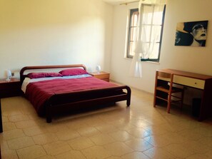 1 habitación, escritorio, tabla de planchar con plancha y wifi gratis