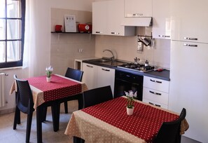 Desayuno con opciones de la cocina local incluido todos los días