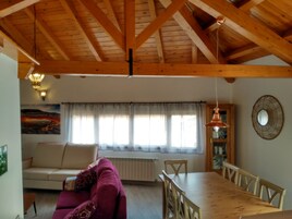 Apartamento familiar, 3 habitaciones, cocina (Roble) | Sala de estar | Smart TV de 40 pulgadas con canales digitales, una televisión