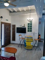 Estudio romántico, accesible para personas con discapacidad, cocina (Avellano) | Sala de estar | Smart TV de 40 pulgadas con canales digitales, una televisión
