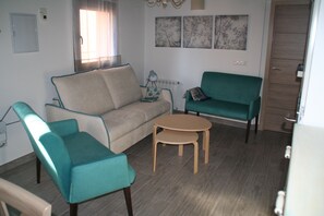 Family Apartment, 3 Bedrooms, Kitchen, Mountainside (Castaño) | Living room | 40-inch Smart TV with digital channels, TV, DVD player - Planeta Vera (Jarandilla de la Vera)