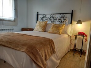 Premium bedding, down duvets, memory-foam beds, individually decorated - Planeta Vera (Jarandilla de la Vera)