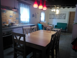 Apartamento familiar, 3 habitaciones, cocina, junto a la montaña (Castaño) | Sala de estar | Smart TV de 40 pulgadas con canales digitales, una televisión