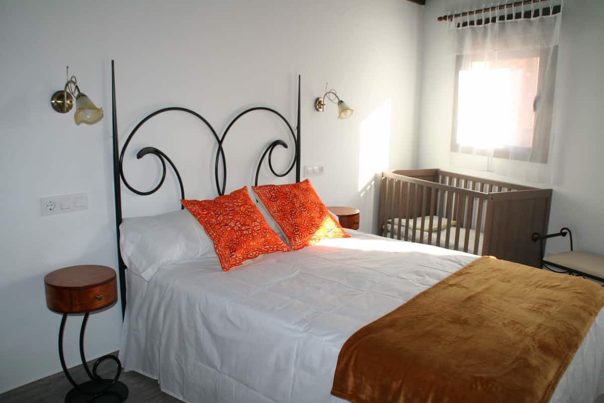 Family Apartment, 3 Bedrooms, Kitchen, Mountainside (Castaño) | Premium bedding, down duvets, memory-foam beds, desk