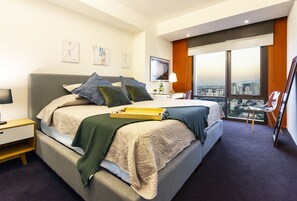 Departamento, 2 habitaciones, vista a la ciudad | 2 habitaciones, caja de seguridad en la habitación y escritorio 