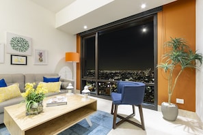 Departamento, 2 habitaciones, vista a la ciudad | 2 habitaciones, caja de seguridad en la habitación y escritorio 