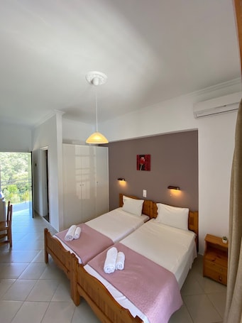 Studio | Free cribs/infant beds, free WiFi, bed sheets. Anemona Studios