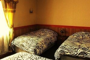 Chambre Triple, plusieurs lits | Bureau, fer et planche à repasser, Wi-Fi gratuit, draps fournis