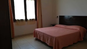 Habitación familiar | Tabla de planchar con plancha, wifi gratis y ropa de cama