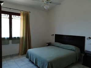 Habitación familiar | Tabla de planchar con plancha, wifi gratis y ropa de cama