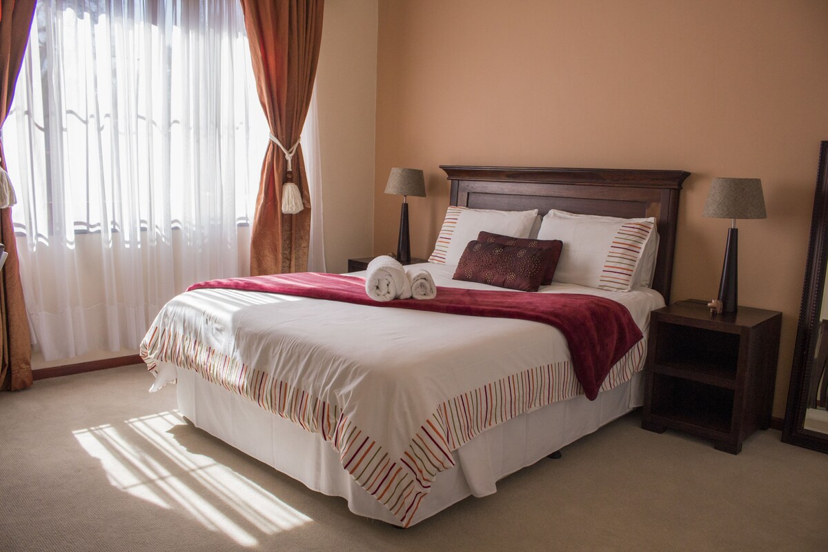 Quarto (RAV TWO) | Individualmente decorados, individualmente mobiliados, escrivaninha