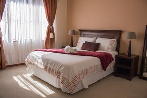 Quarto (RAV TWO) | Individualmente decorados, individualmente mobiliados, escrivaninha