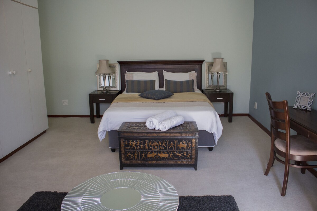 Quarto (RAV ONE) | Individualmente decorados, individualmente mobiliados, escrivaninha