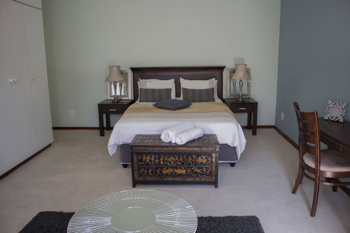 Quarto (RAV ONE) | Individualmente decorados, individualmente mobiliados, escrivaninha